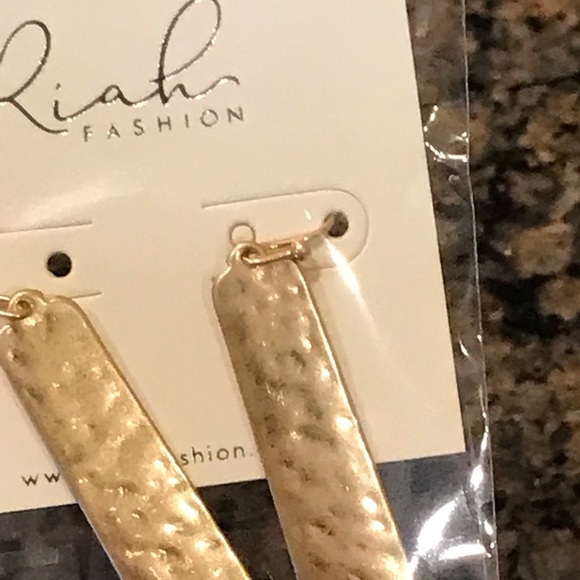 RIAH fashion earrings gold star cut out design and hammered finish.  Jewelry NWT - Picture 6 of 6